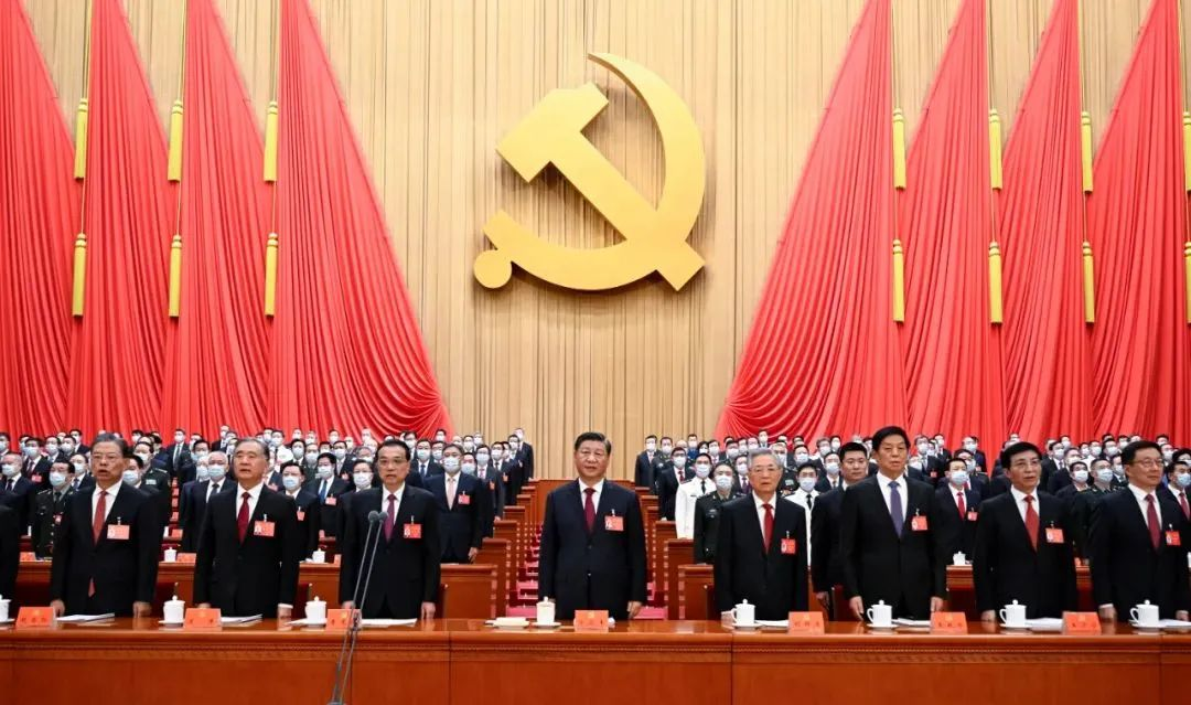 習近平、李克強、栗戰書、汪洋、王滬寧、趙樂際、韓正、胡錦濤在主席臺上。.png