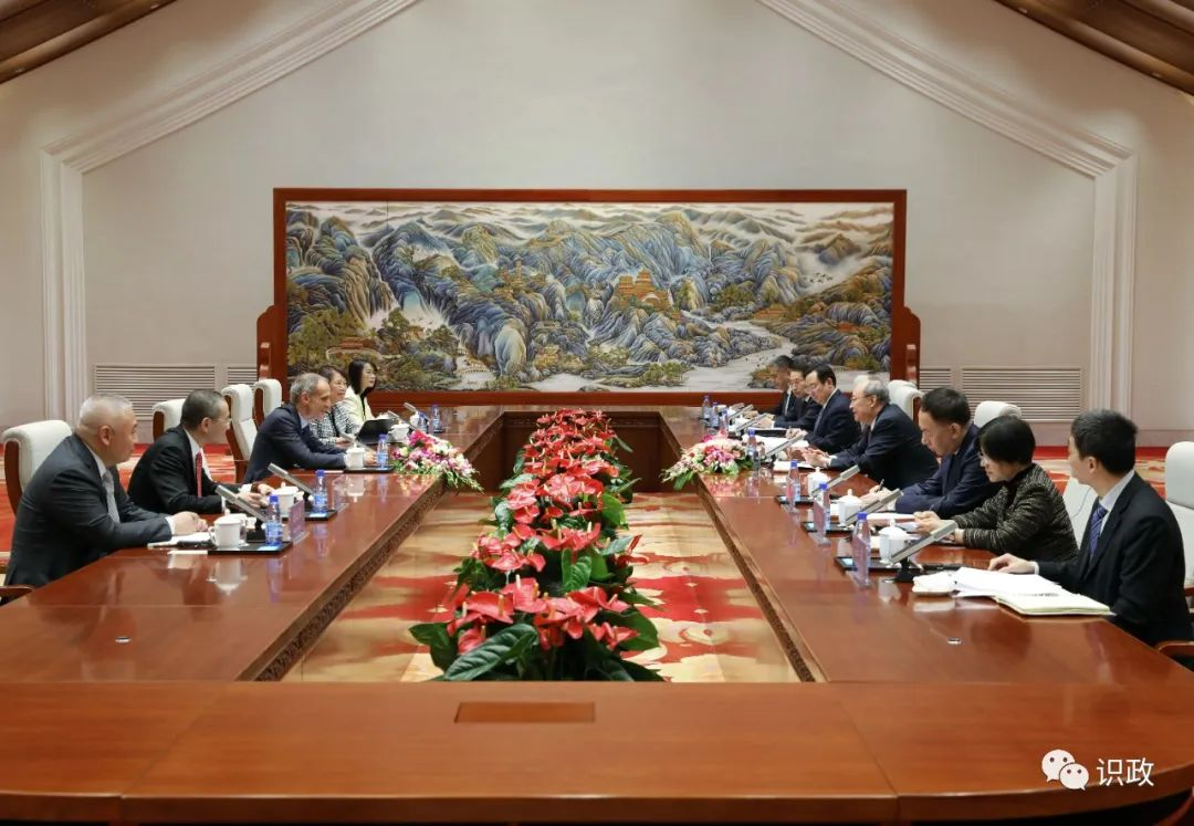 尹力會見法國施耐德電氣集團董事長兼首席執行官.png