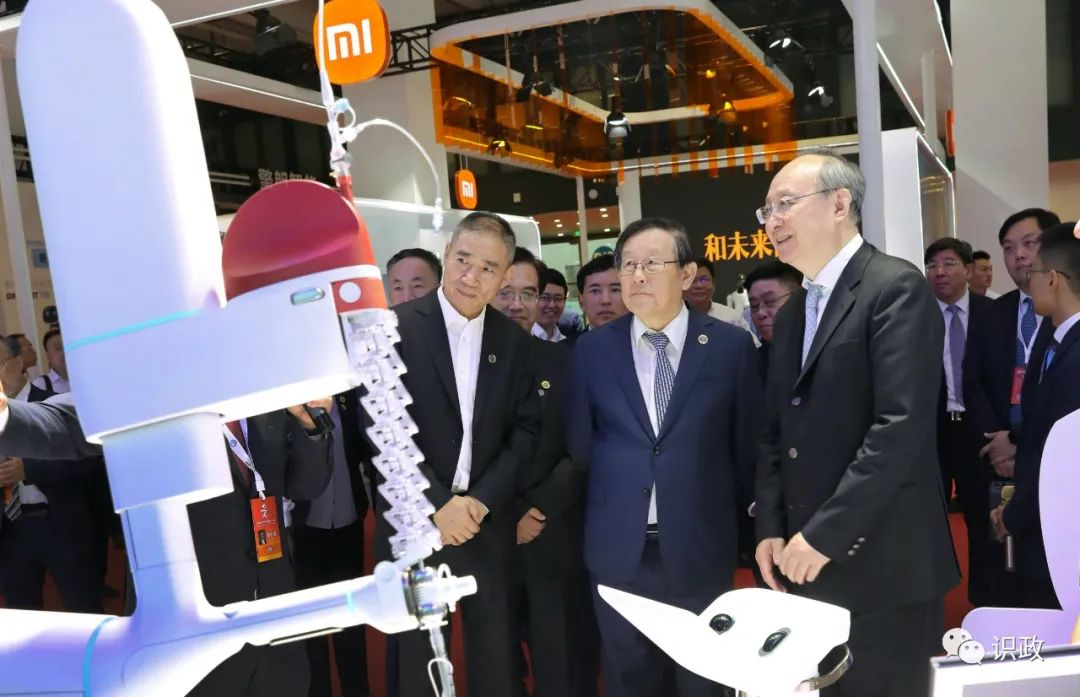 察看手術機器人.png
