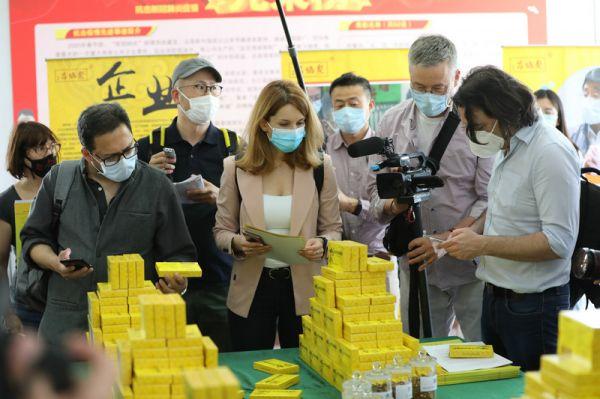 在京境外媒體到中醫藥企業參觀.jpeg 在京境外媒體到中醫藥企業參觀.jpeg