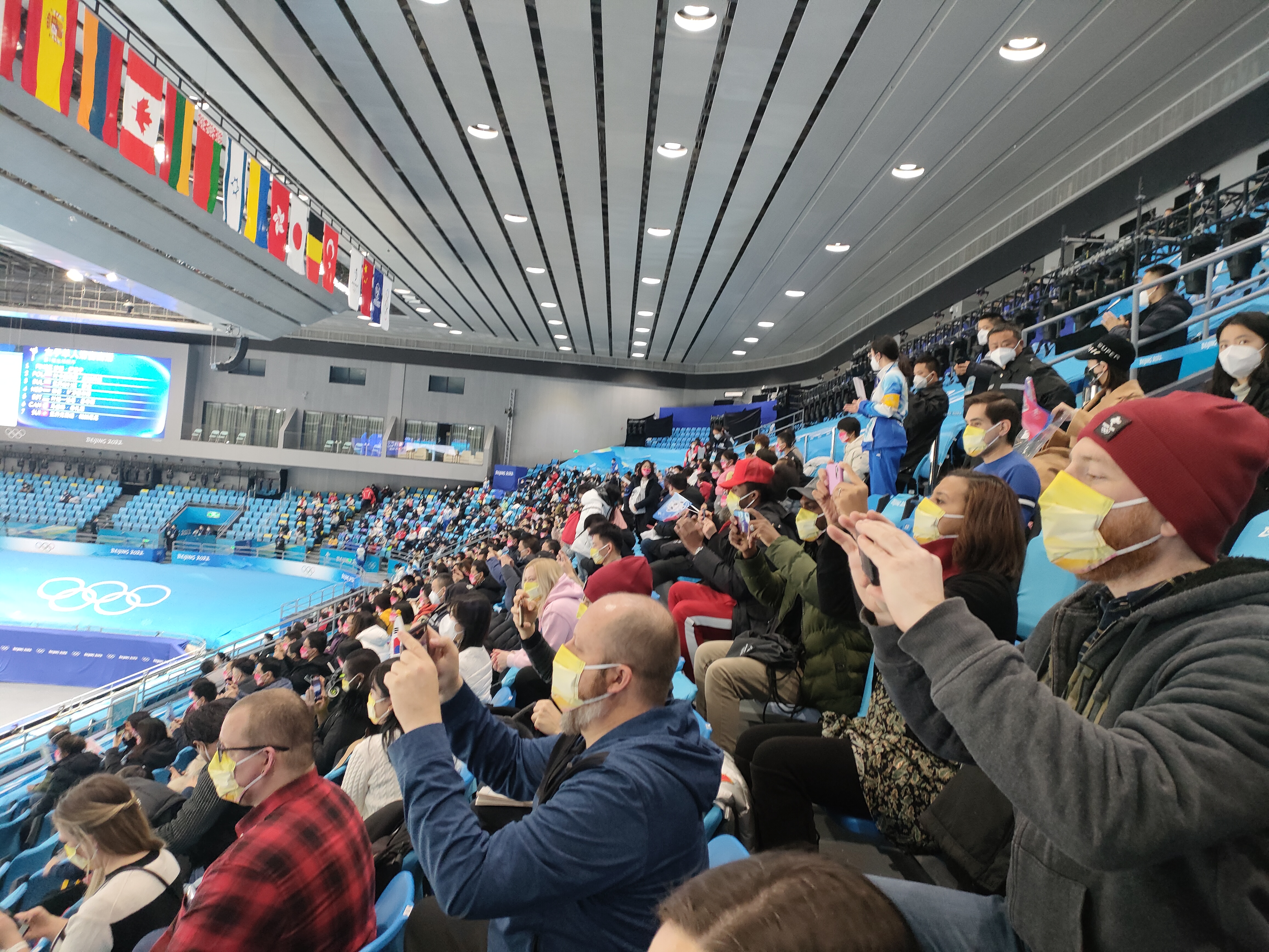 外籍觀眾用手機記錄比賽精彩瞬間.jpg 外籍觀眾用手機記錄比賽精彩瞬間.jpg