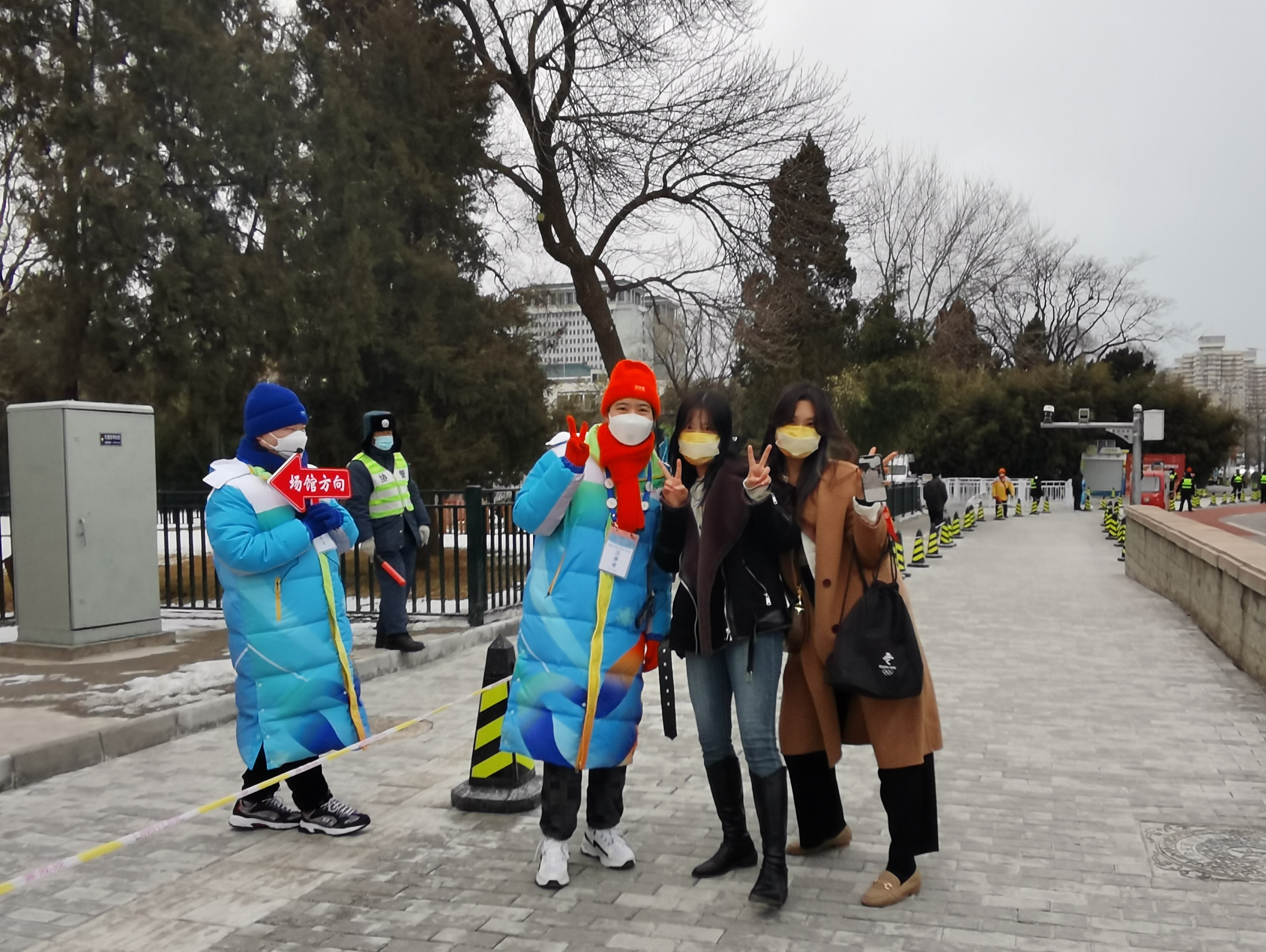 兩位韓國觀眾與志愿者合影.jpg 兩位韓國觀眾與志愿者合影.jpg