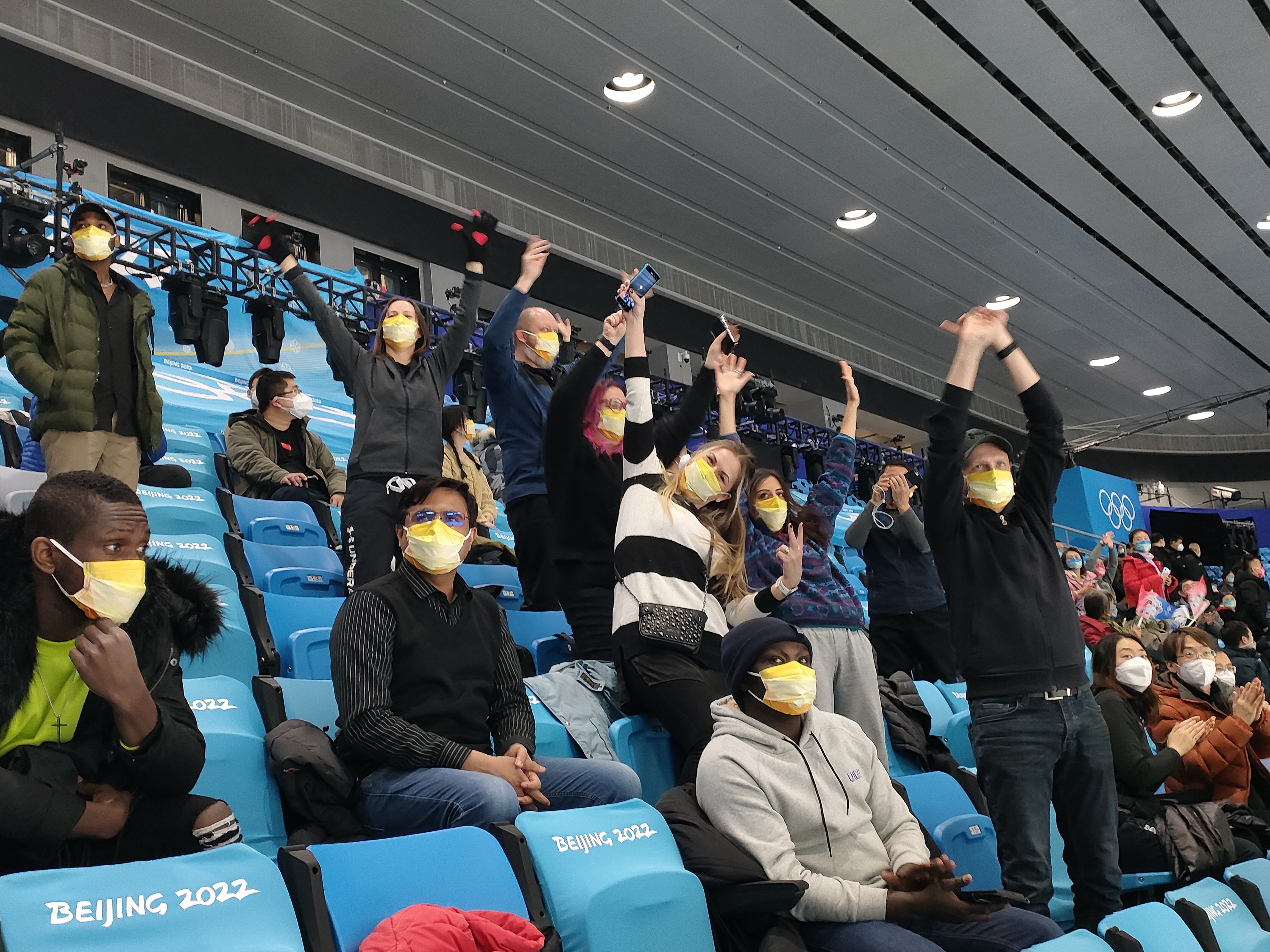 外籍觀眾在觀眾席為運動員歡呼喝彩.jpg 外籍觀眾在觀眾席為運動員歡呼喝彩.jpg