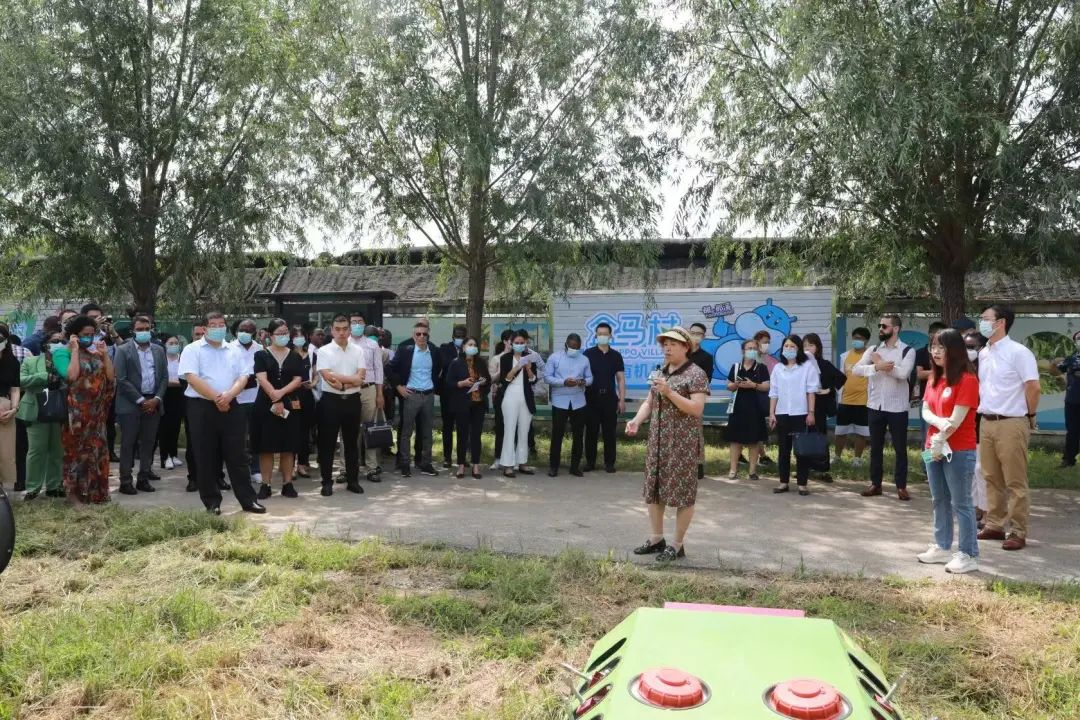 在峪口鎮西營村未來果園參觀水肥一體化種植作業.png 在峪口鎮西營村未來果園參觀水肥一體化種植作業.png