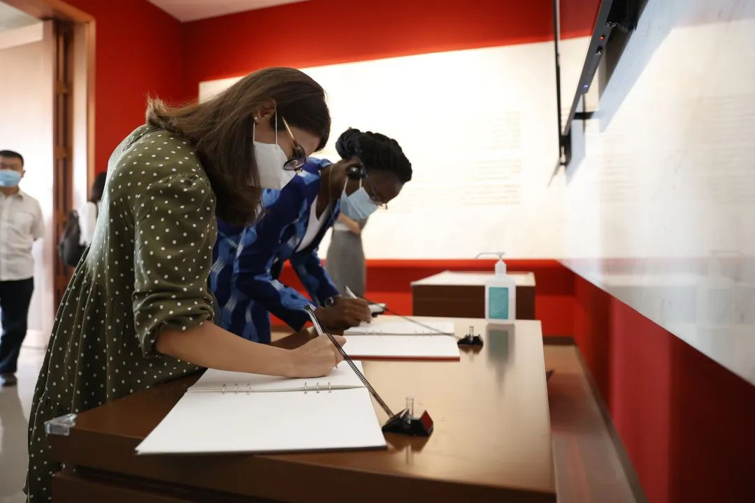 外交官們紛紛在留言簿上簽名留念.png 外交官們紛紛在留言簿上簽名留念.png