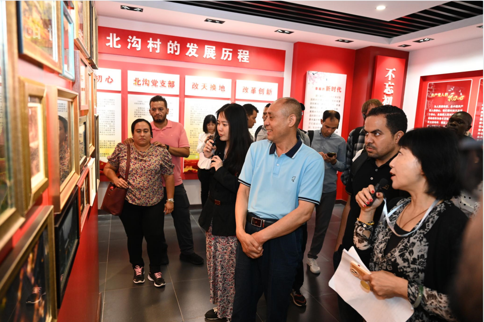 外國記者走進懷柔 探訪國際會都與新農村建設4.png