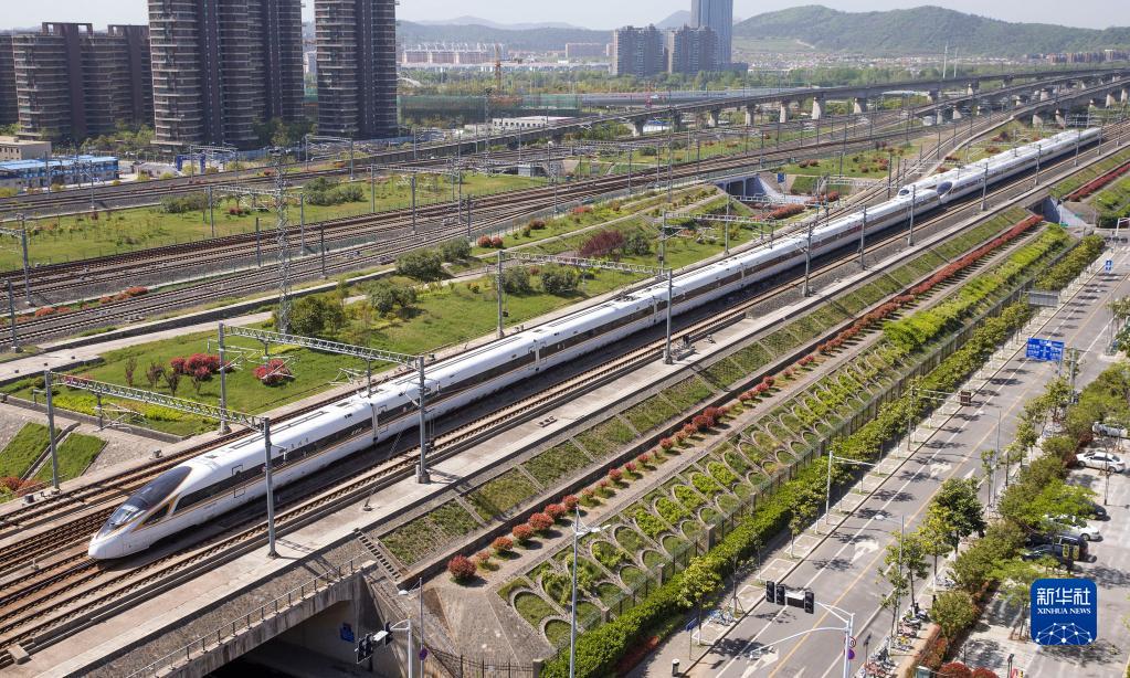復興號動車組列車行駛在京滬高鐵南京市境內（2018年4月9日攝）。新華社發（蘇陽 攝）