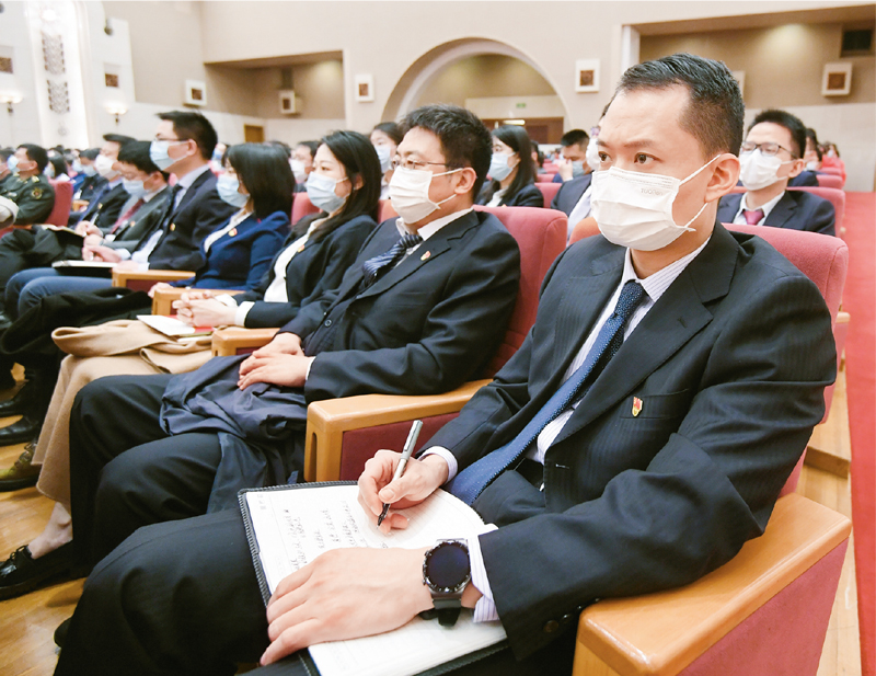 2021年3月16日，黨史學習教育中央宣講團首場報告會在京舉行，圖為參會人員在聽報告。 新華社記者 陳曄華/攝