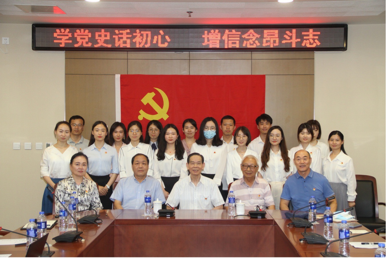 8、組織退休老干部、團員青年干部學黨史  堅定聽黨話跟黨走的信仰信念信心.jpg