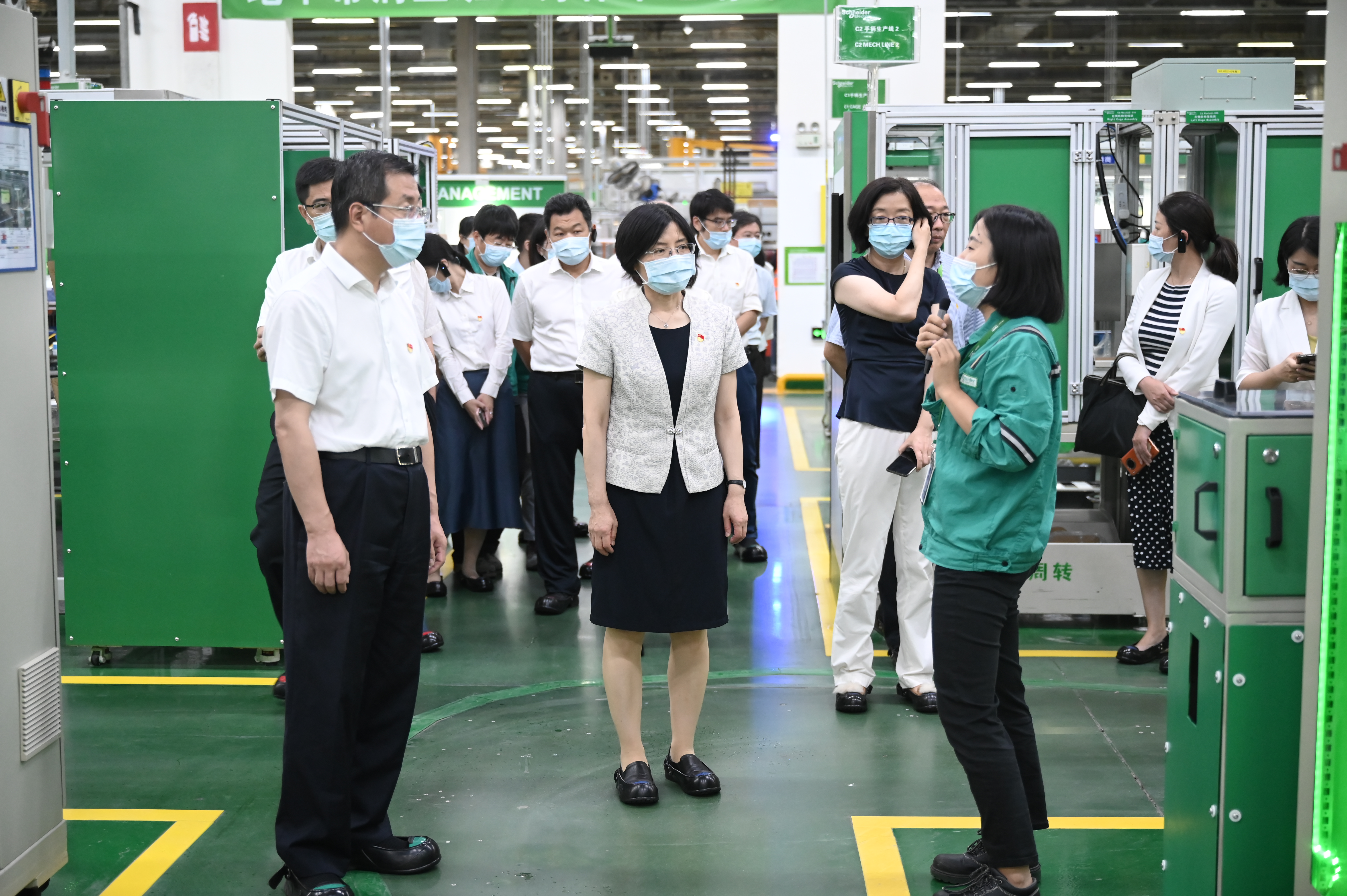 3、創新開展“我為群眾辦實事”活動  為經開區定制外事服務包.jpeg