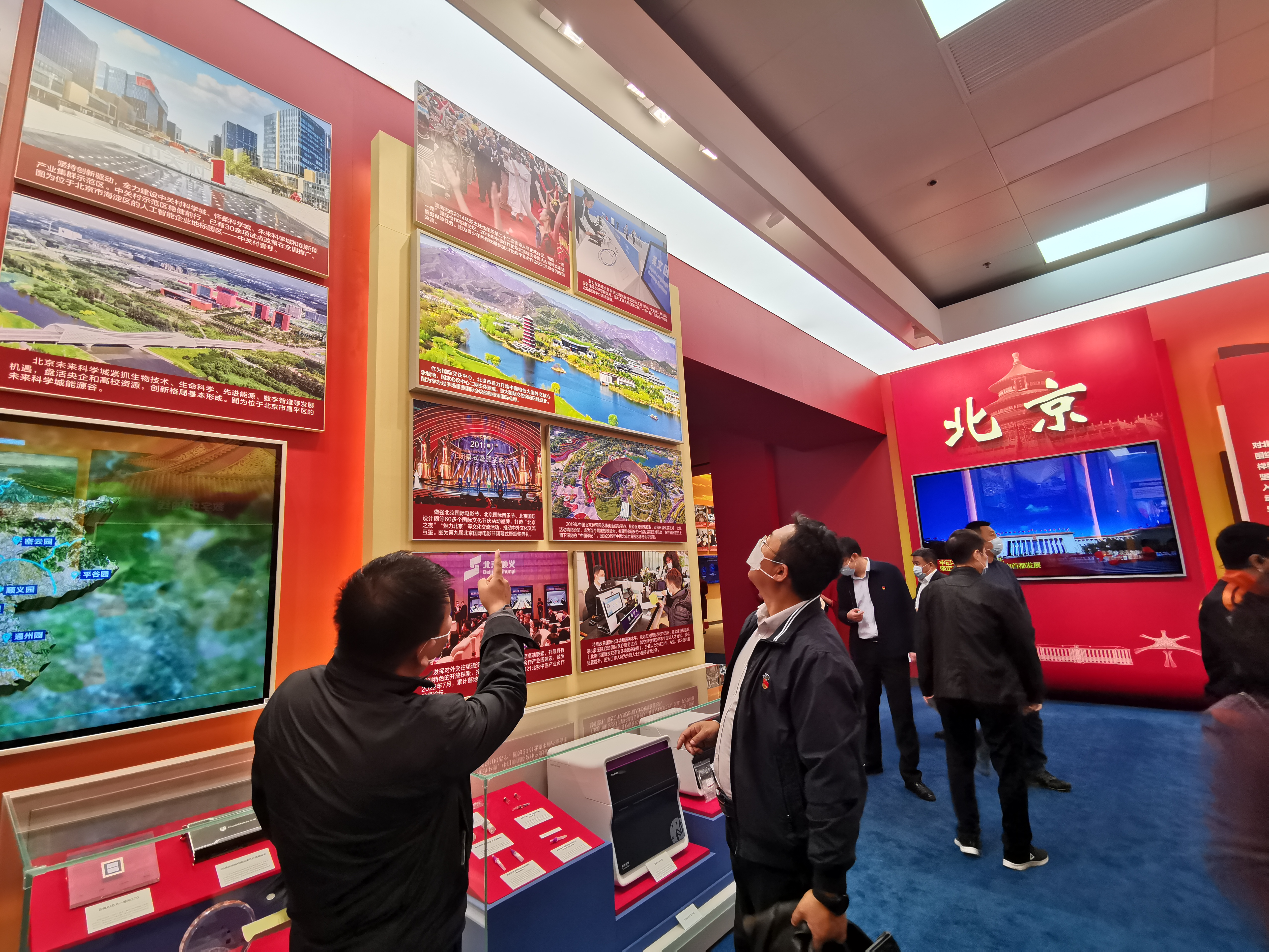 市外辦組織黨員干部參觀“奮進新時代”主題成就展3.jpg